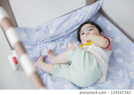 嬰兒在嬰兒床裡 124587342