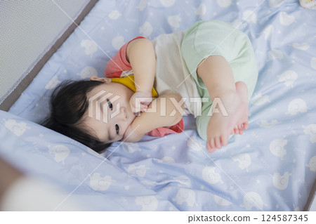 嬰兒在嬰兒床裡 嬰兒在嬰兒床裡 124587345