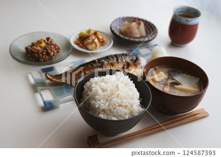 鹽漬鯖魚納豆套餐（鹽漬鯖魚、米飯、杏桃鮑菇味噌湯、蘿蔔炒豆腐、納豆、梅子燉蘿蔔、醃白菜） 124587393