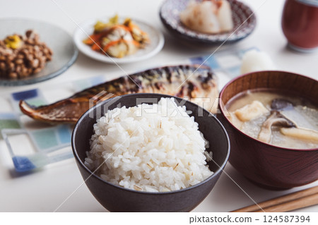 鹽漬鯖魚納豆套餐(鹽漬鯖魚、米飯、杏桃鮑菇味噌湯、蘿蔔炒豆腐、納豆、梅子燉蘿蔔、醃白菜) 鹽漬鯖魚納豆套餐(鹽漬鯖魚、米飯、杏桃鮑菇味噌湯、蘿蔔炒豆腐、納豆、梅子燉蘿蔔、醃白菜) 124587394