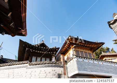韓國首爾北村韓屋村山頂,靠近安國站,春天的藍天 韓國首爾北村韓屋村山頂,靠近安國站,春天的藍天 124587537