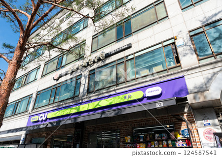 安國站和北村韓屋村附近的 CU 便利商店,春天藍天,韓國首爾 安國站和北村韓屋村附近的 CU 便利商店,春天藍天,韓國首爾 124587541