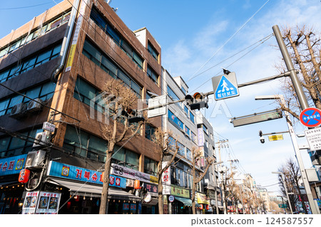 在韓國首爾清澈的春天天空下漫步在天堂樂器購物街的街道上 在韓國首爾清澈的春天天空下漫步在天堂樂器購物街的街道上 124587557