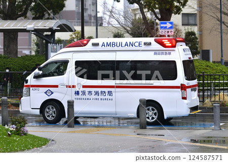 日本橫濱市容:逆轉…雖然已經四月,但冬天依然寒冷…4月1日,一輛救護車被派往櫻木町站 日本橫濱市容:逆轉…雖然已經四月,但冬天依然寒冷…4月1日,一輛救護車被派往櫻木町站 124587571