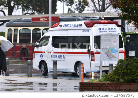 Yokohama cityscape in Japan: A reversal... It's April but it's still winter cold... An ambulance dispatched to Sakuragicho Station on April 1st 124587573