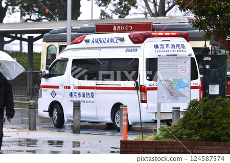 Yokohama cityscape in Japan: A reversal... It's April but it's still winter cold... An ambulance dispatched to Sakuragicho Station on April 1st Yokohama cityscape in Japan: A reversal... It's April but it's still winter cold... An ambulance dispatched to Sakuragicho Station on April 1st 124587574