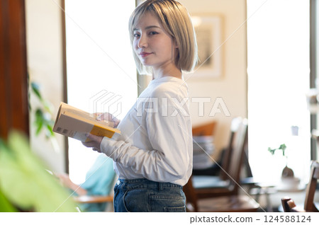 在書架前看書的女人 在書架前看書的女人 124588124