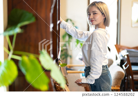 一位女士從書架上拿起一本書 124588202