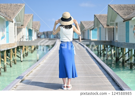 馬爾地夫水上小屋和戴帽子的女人 124588985