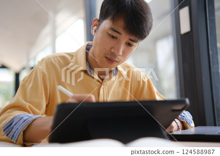 University student studying online and preparing for exams. 124588987