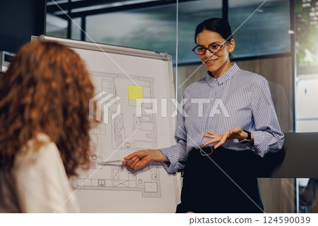 Creating a Professional Presentation in a Modern Office Environment for Effective Communication 124590039