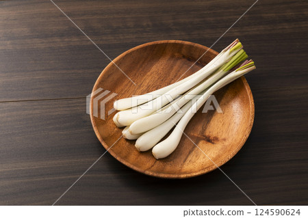 木板上的青蔥 124590624