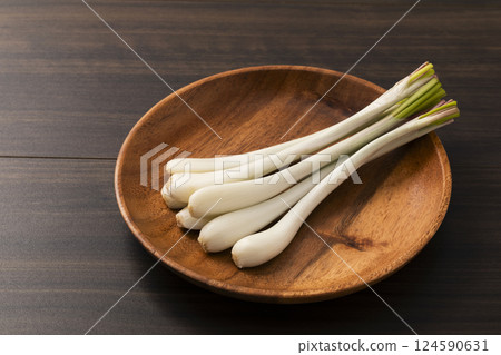 木板上的青蔥 124590631