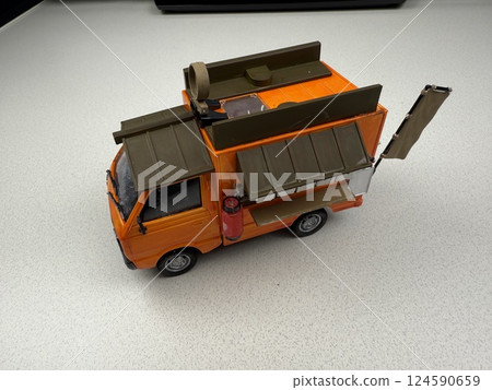 移動塑膠模型銷售車 124590659