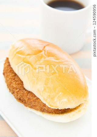 美味的炸丸子麵包和咖啡作為早餐 美味的炸丸子麵包和咖啡作為早餐 124590956