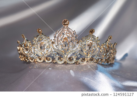 Royal golden crown with citrine gemstones 124591127