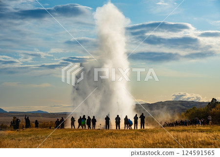 Icelandic Geyser Strokkur 124591565