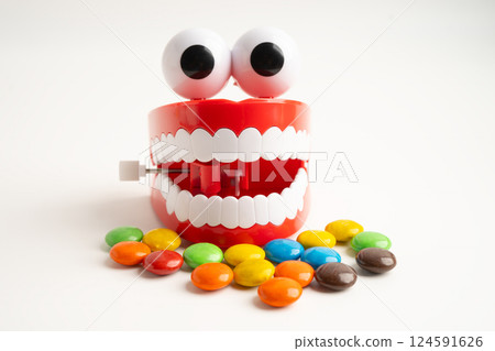 Sweet food and candy It cause tooth decay and root inflammation. Sweet food and candy It cause tooth decay and root inflammation. 124591626