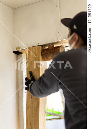 從事室內建築工作的木匠 124591869