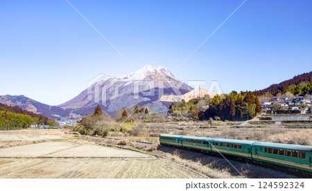 Yufuin Forest: Running through the Yufuin Basin in winter 124592324