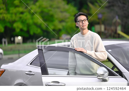 A man standing in front of a car 124592464