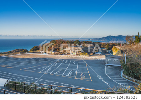 Scenery of the Nihon-daira Ropeway on a sunny winter morning in Shizuoka City (Shizuoka Prefecture) 124592523