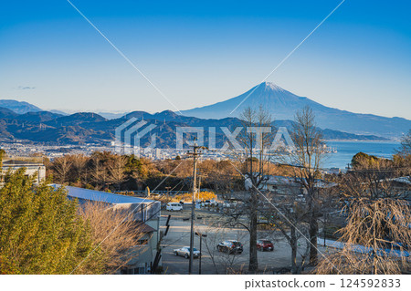 靜岡市（靜岡縣）日本平停車場和富士山的晨景 124592833