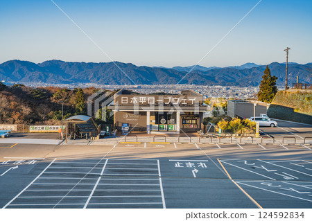 陽光明媚的冬日早晨,靜岡市(靜岡縣)的日本平索道和城市景觀 陽光明媚的冬日早晨,靜岡市(靜岡縣)的日本平索道和城市景觀 124592834