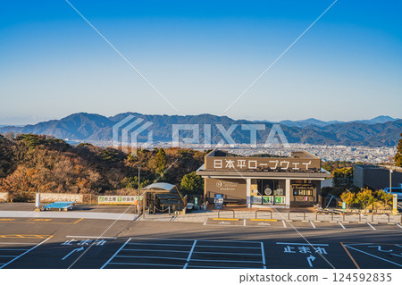 陽光明媚的冬日早晨，靜岡市（靜岡縣）的日本平索道和城市景觀 124592835