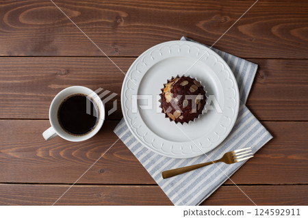 Chocolate cupcakes and coffee on a wooden table Chocolate cupcakes and coffee on a wooden table 124592911