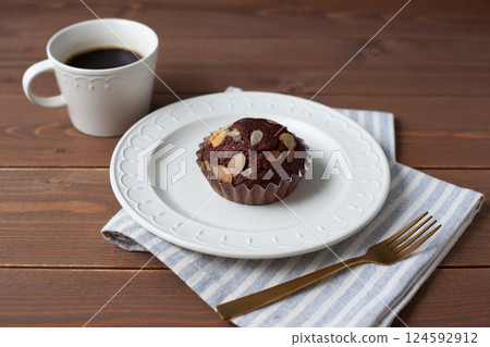 Chocolate cupcakes and coffee on a wooden table Chocolate cupcakes and coffee on a wooden table 124592912