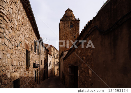 Wandering through the narrow streets of Trujillo, Extremadura, towards an ancient stone tower. 124593154