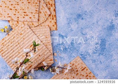 Traditional Jewish bread matzo for Passover 124593916