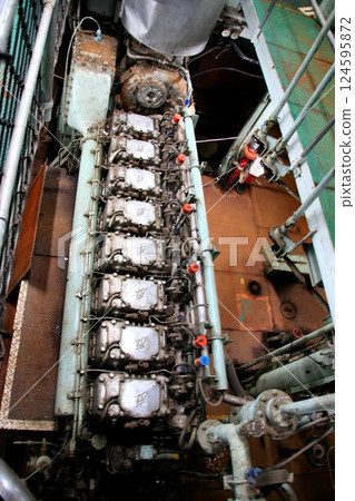 津輕丸 II 號渡輪的發電機,它是橫跨海峽、連接兩艘船的青森 - 函館渡輪的心臟 津輕丸 II 號渡輪的發電機,它是橫跨海峽、連接兩艘船的青森 - 函館渡輪的心臟 124595872
