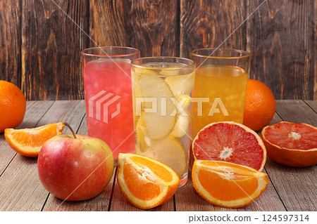 Mulled wine from Apple and lemon cider with herbs, autumn drink . The concept of diet and weight loss.Fruits help to cleanse the body and boost the immune system. Healthy nutrition, detoxification of 124597314