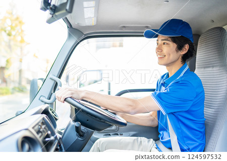 駕駛卡車的年輕男性司機 124597532