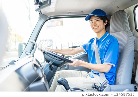 送貨員在車裡 124597535