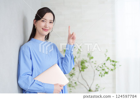 使用計算機的商界女性 124597784