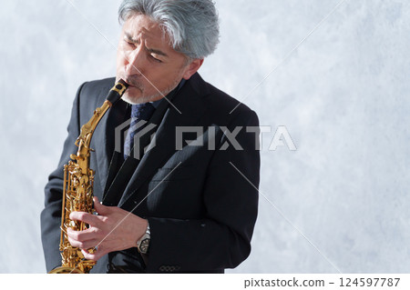 男薩克斯風演奏員 124597787