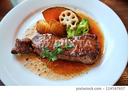 sirloin steak sirloin steak 124597937