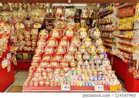 Daruma doll seller at Kawasaki Daishi Nakamise 124597960
