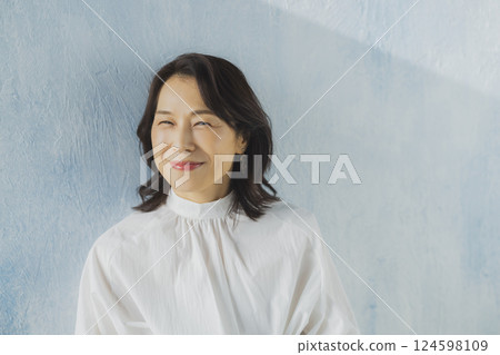 Middle-aged female 124598109