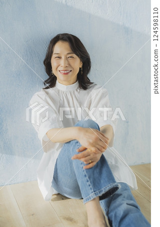 Middle-aged female 124598110