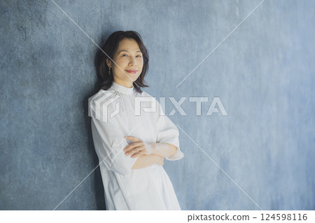 Middle-aged female 124598116