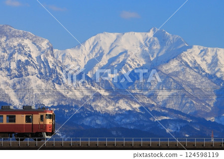 Echigo Tokimeki Railway 413 and 455 series trains running through the majestic Myoko mountains in the background_Photo taken on March 20, 2025 Echigo Tokimeki Railway 413 and 455 series trains running through the majestic Myoko mountains in the background_Photo taken on March 20, 2025 124598119