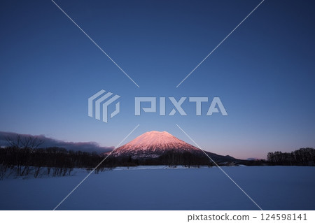 北海道虻田郡新雪谷町的冬天 - 從有島紀念館欣賞夕陽下燈火通明的羊蹄山 北海道虻田郡新雪谷町的冬天 - 從有島紀念館欣賞夕陽下燈火通明的羊蹄山 124598141