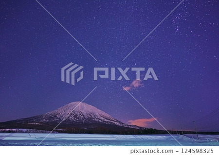 Takasago, Kutchan-cho, Abuta-gun, Hokkaido in winter - Looking out over Mt. Yotei under the stars from the Mt. Yotei viewpoint Takasago, Kutchan-cho, Abuta-gun, Hokkaido in winter - Looking out over Mt. Yotei under the stars from the Mt. Yotei viewpoint 124598325