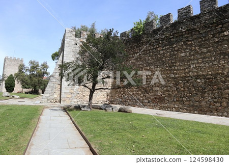 Walls of Evora, Portugal 124598430