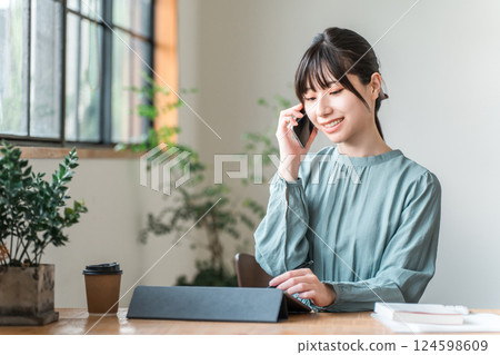在咖啡館遠距辦公/工作的亞洲年輕女性 124598609