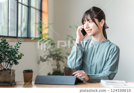在咖啡館遠距辦公/工作的亞洲年輕女性 124598610